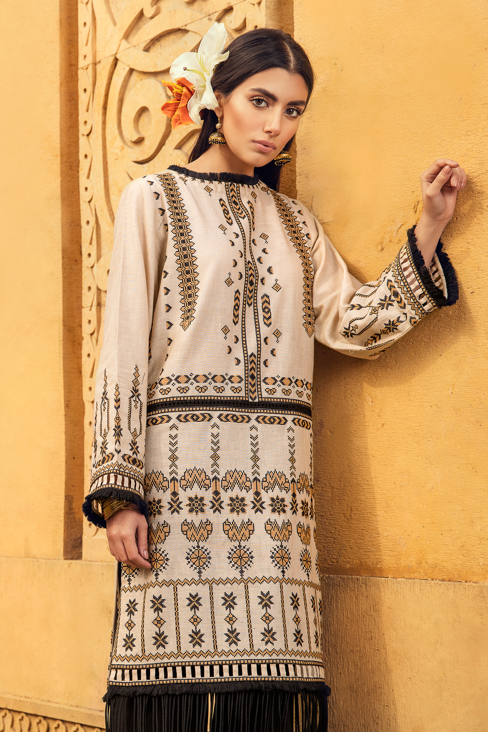 ALBAYROONI BLACK (EV-1711105) - ELAN Staging