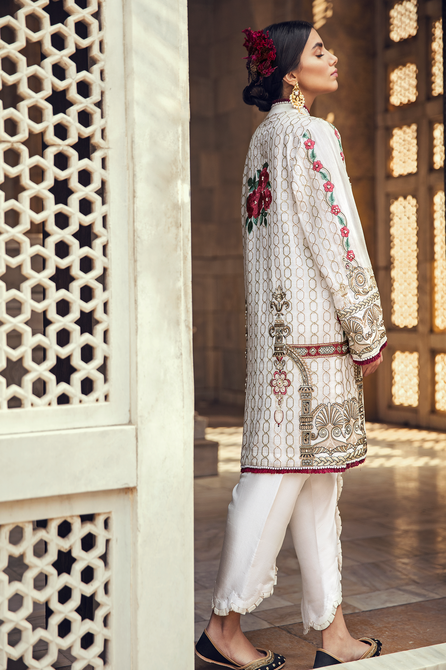SOORAJ MUKHI WHITE (EV-1711106) - ELAN Staging